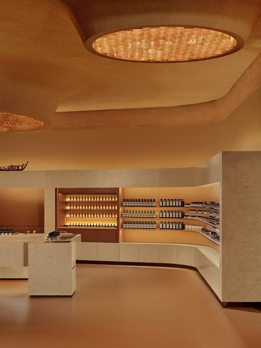 Биопластик, световые окна и золотистые акценты в интерьере магазина косметики — проект Aesop
