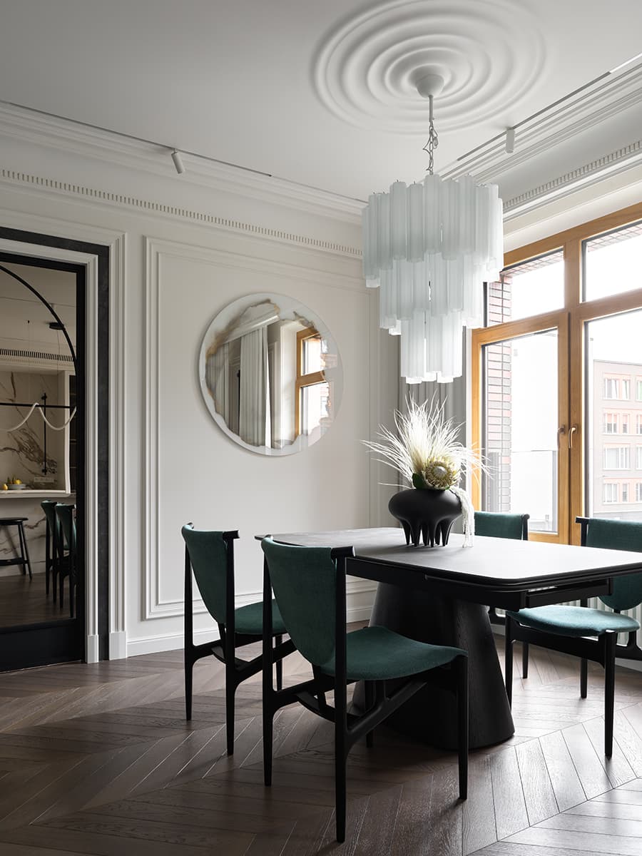 Яркие акценты и отсылки к классике в интерьере семейной квартиры — проект студии AA Design