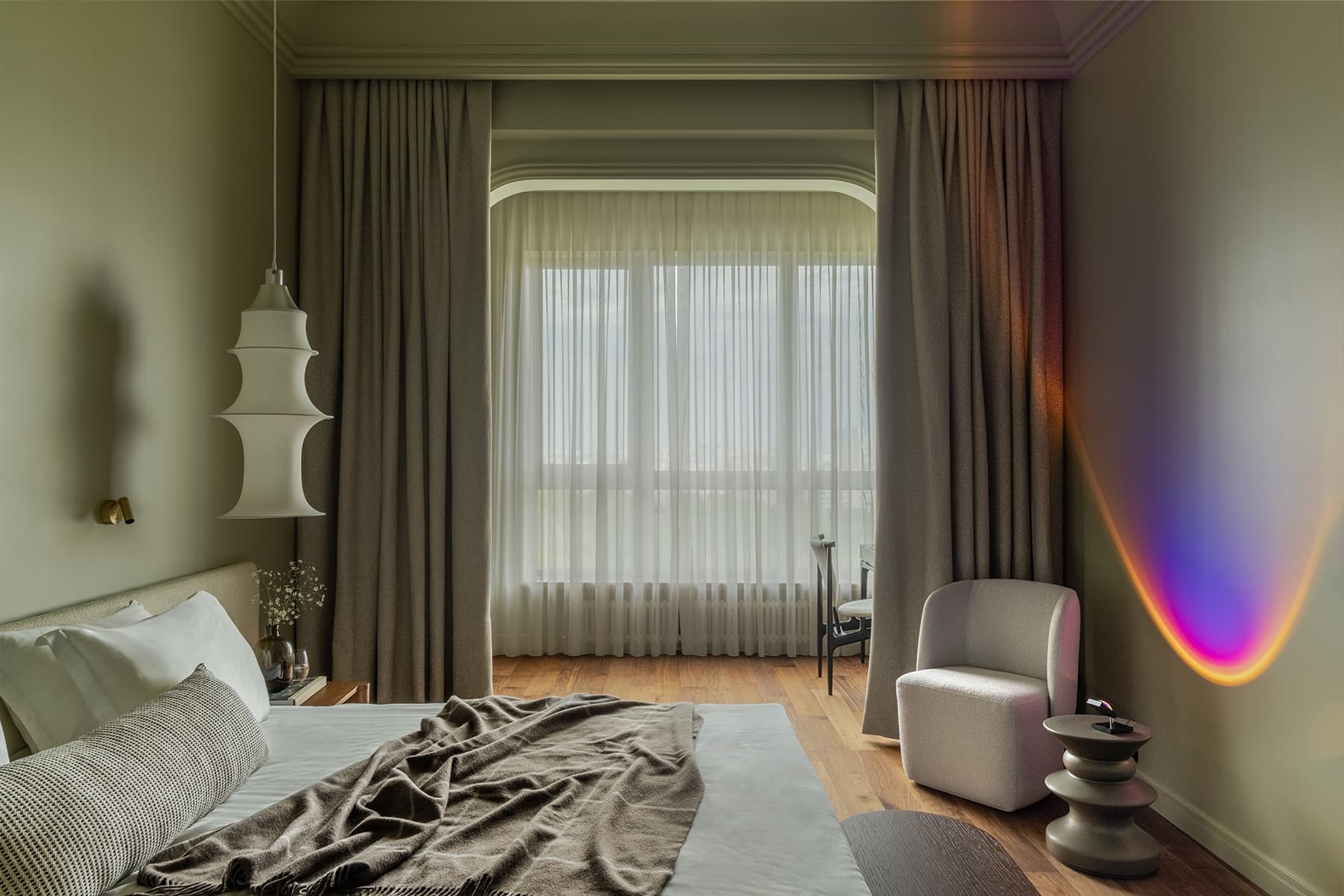 Медная кухня и глубокие природные тона в интерьере семейной квартиры — проект бюро ADDAtelier