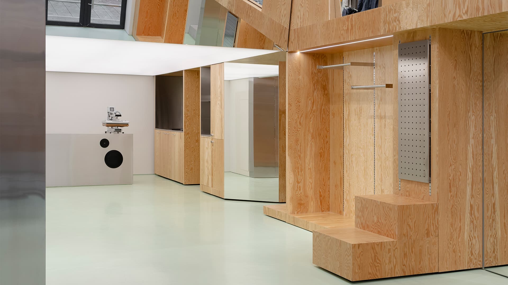 Хвойная фанера, металл и зеркала в интерьере магазина для бегунов — проект бюро .dpt Хвойная фанера, металл и зеркала в интерьере магазина для бегунов — проект бюро .dpt