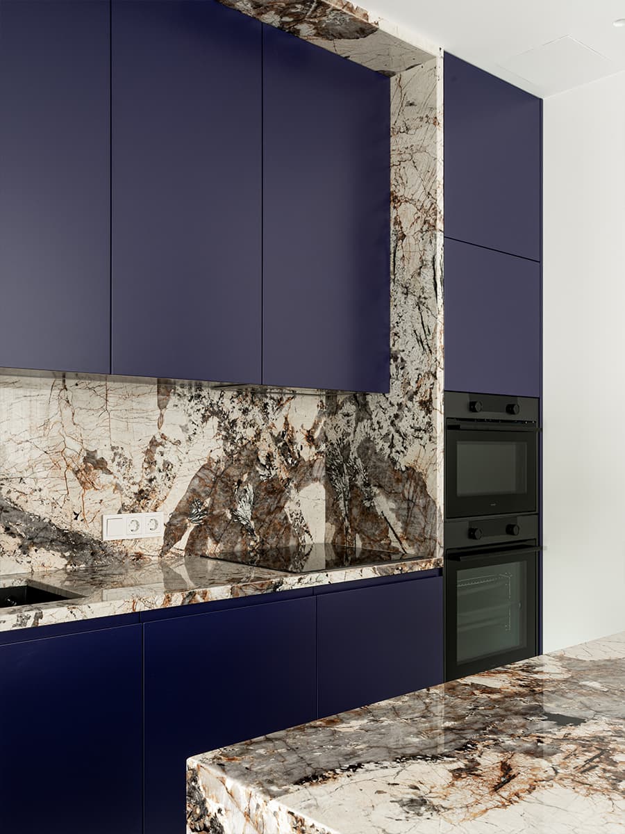Строгая синяя кухня в интерьере квартиры для сдачи в аренду — проект бюро A.C.H. INTERIORS