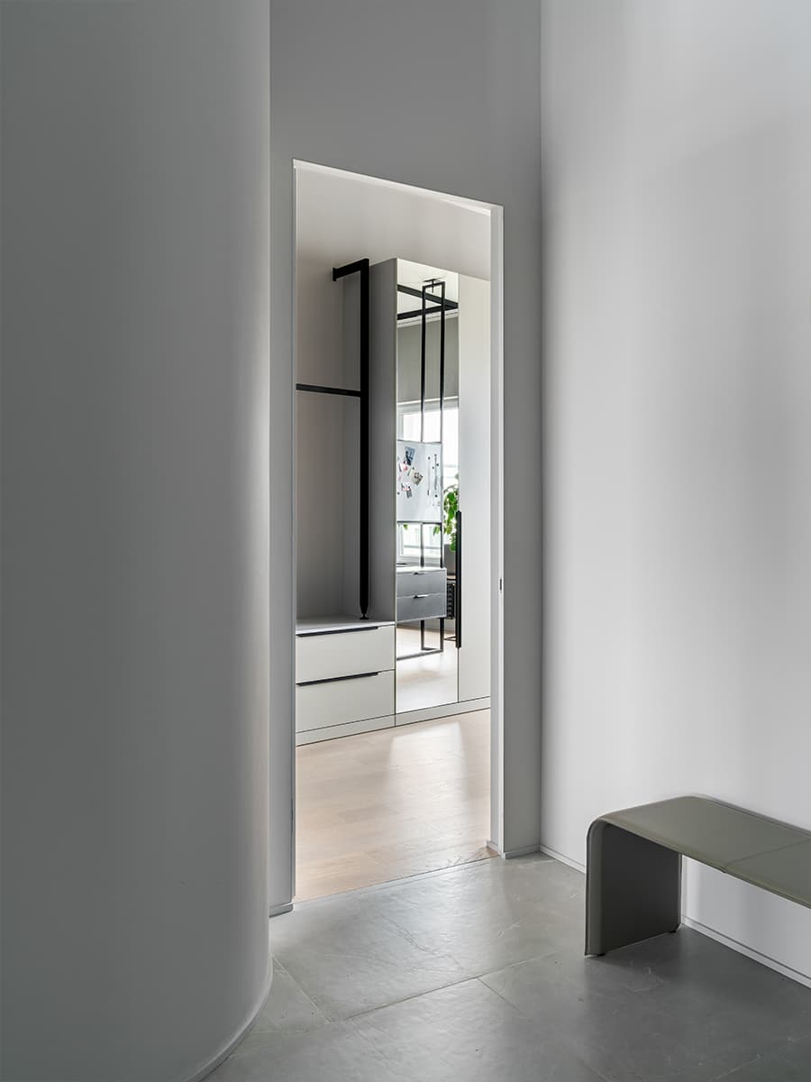 Стеклоблоки, металл и зеркала в интерьере квартиры для студента — проект Светланы Смирновой