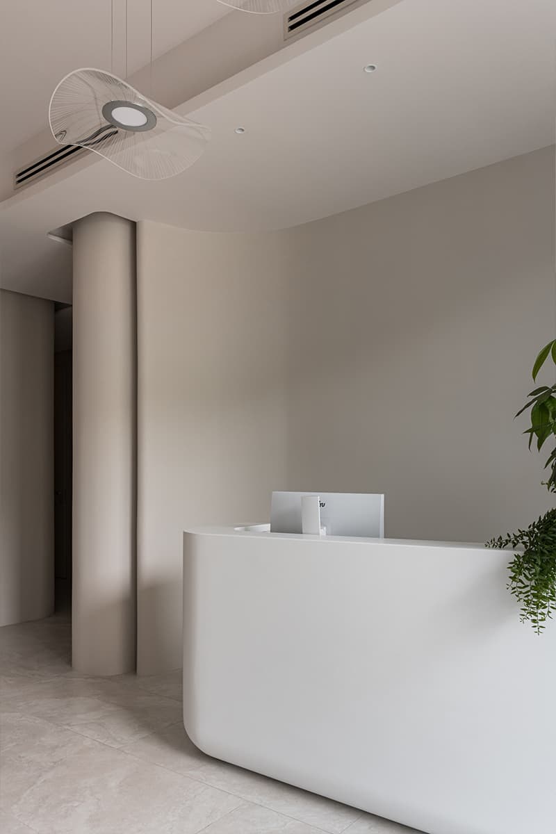 Монохромная палитра и скрытый свет в интерьере частной клиники — проект Юлии Сафоновой