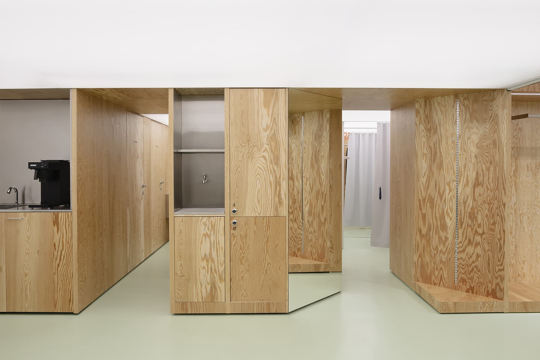 Хвойная фанера, металл и зеркала в интерьере магазина для бегунов — проект бюро .dpt