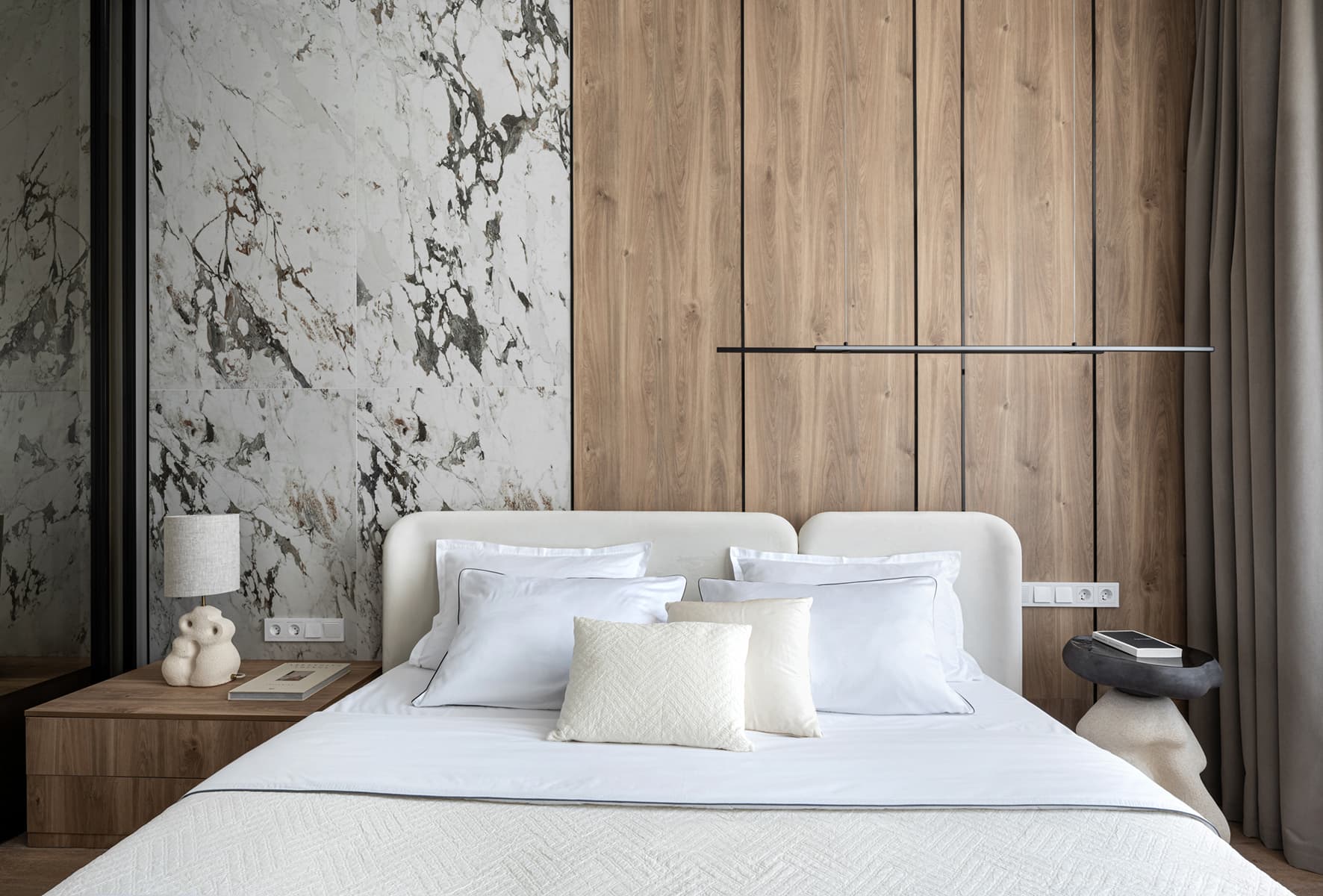 Светлый интерьер небольшой квартиры с теплыми деревянными панелями — проект студии Make My Flat Interiors