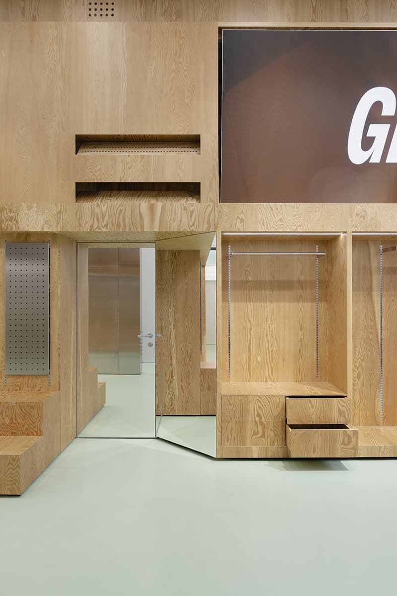 Хвойная фанера, металл и зеркала в интерьере магазина для бегунов — проект бюро .dpt