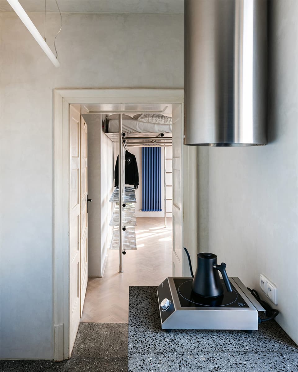 Нестандартное зонирование и нержавеющая сталь в квартире художника — проект Alan Prekop Studio