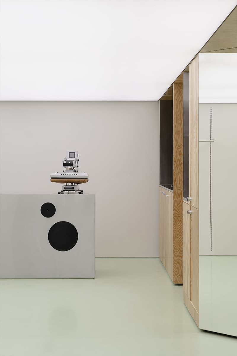 Хвойная фанера, металл и зеркала в интерьере магазина для бегунов — проект бюро .dpt