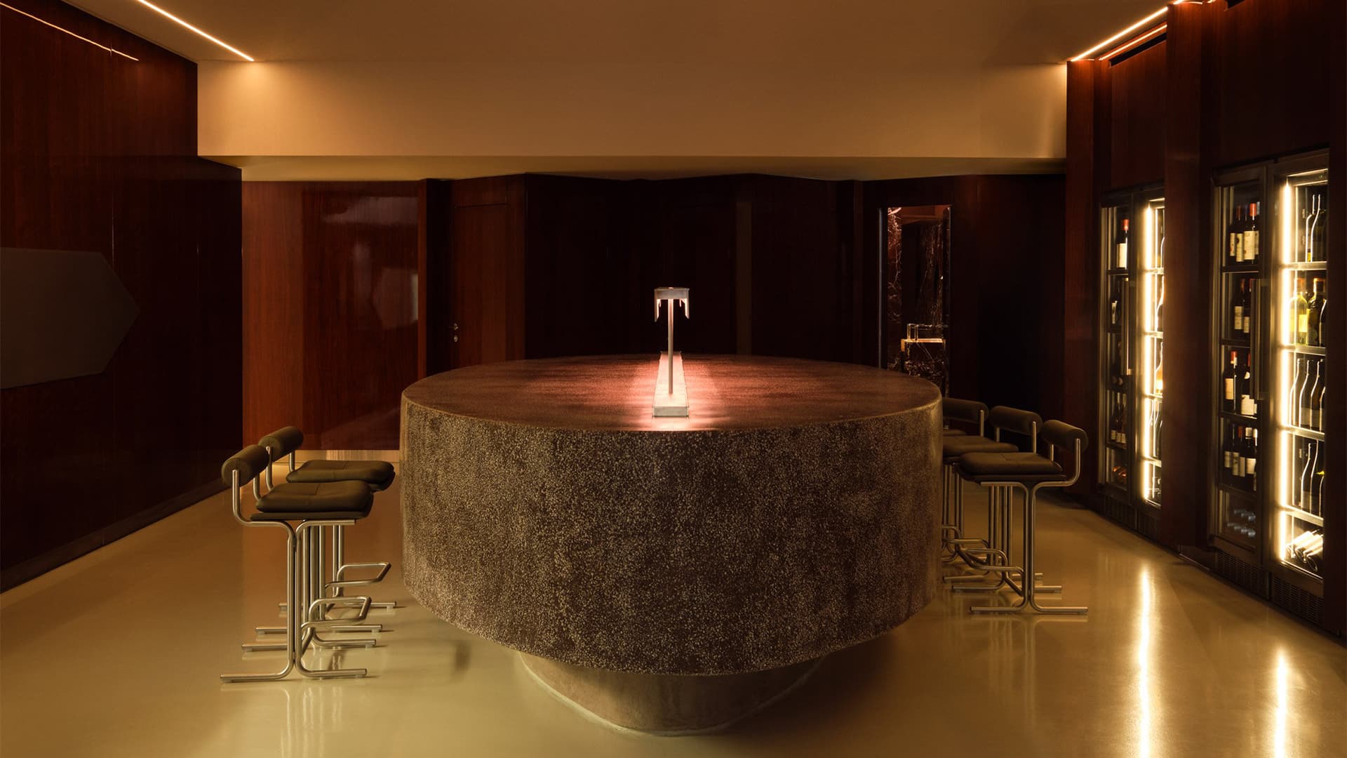 Глубокие бордовые и коричневые тона в эффектном интерьере ресторана — проект Анды Зота и Елены Визитеу