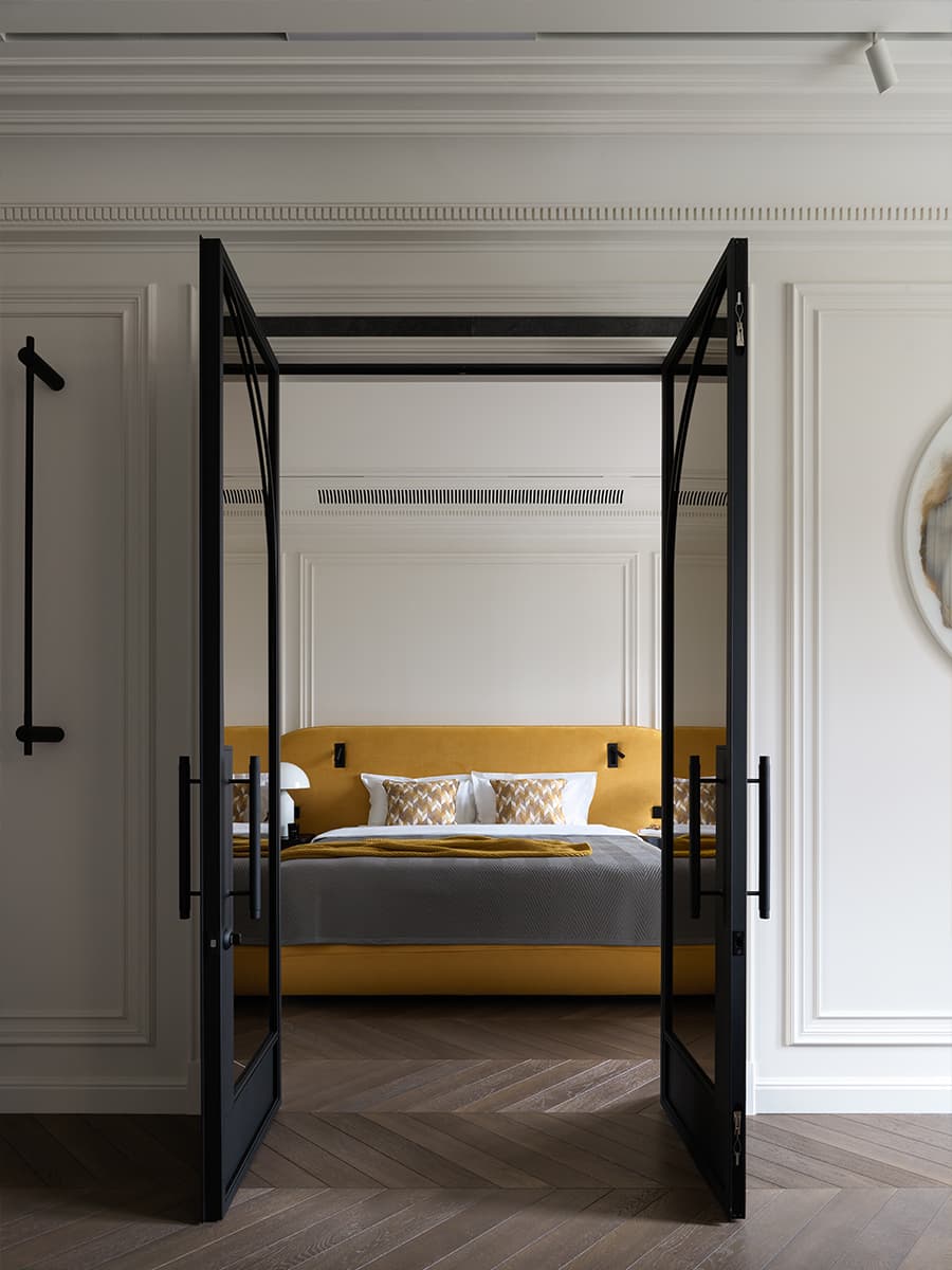 Яркие акценты и отсылки к классике в интерьере семейной квартиры — проект студии AA Design