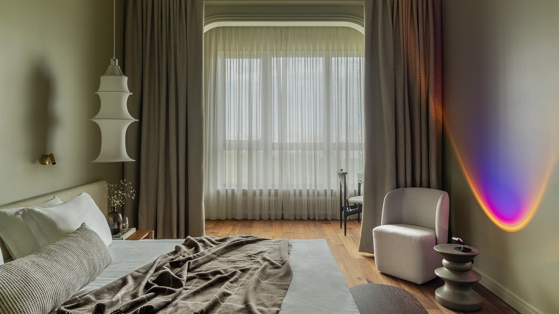 Медная кухня и глубокие природные тона в интерьере семейной квартиры — проект бюро ADDAtelier