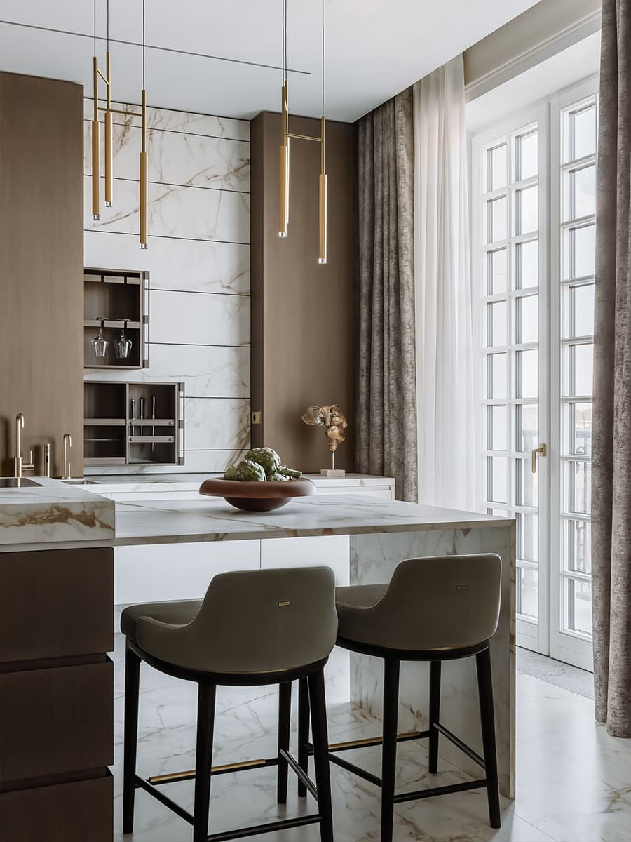 Карамельные тона в респектабельном интерьере семейной квартиры — проект студии Nashe Interiors