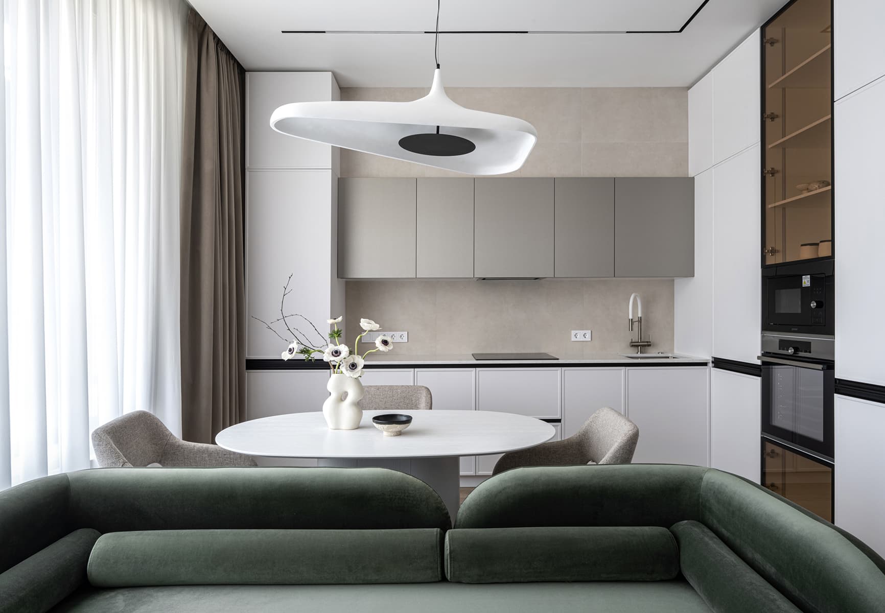 Светлый интерьер небольшой квартиры с теплыми деревянными панелями — проект студии Make My Flat Interiors