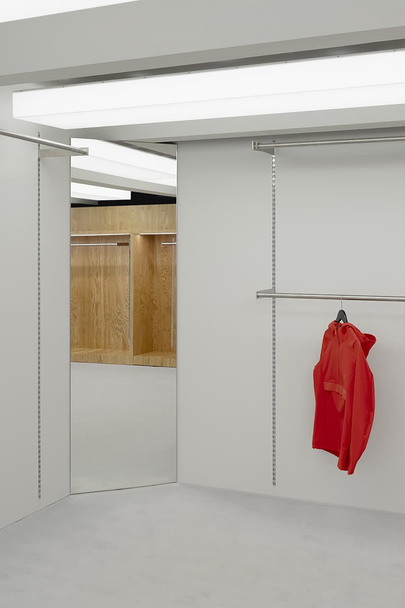 Хвойная фанера, металл и зеркала в интерьере магазина для бегунов — проект бюро .dpt