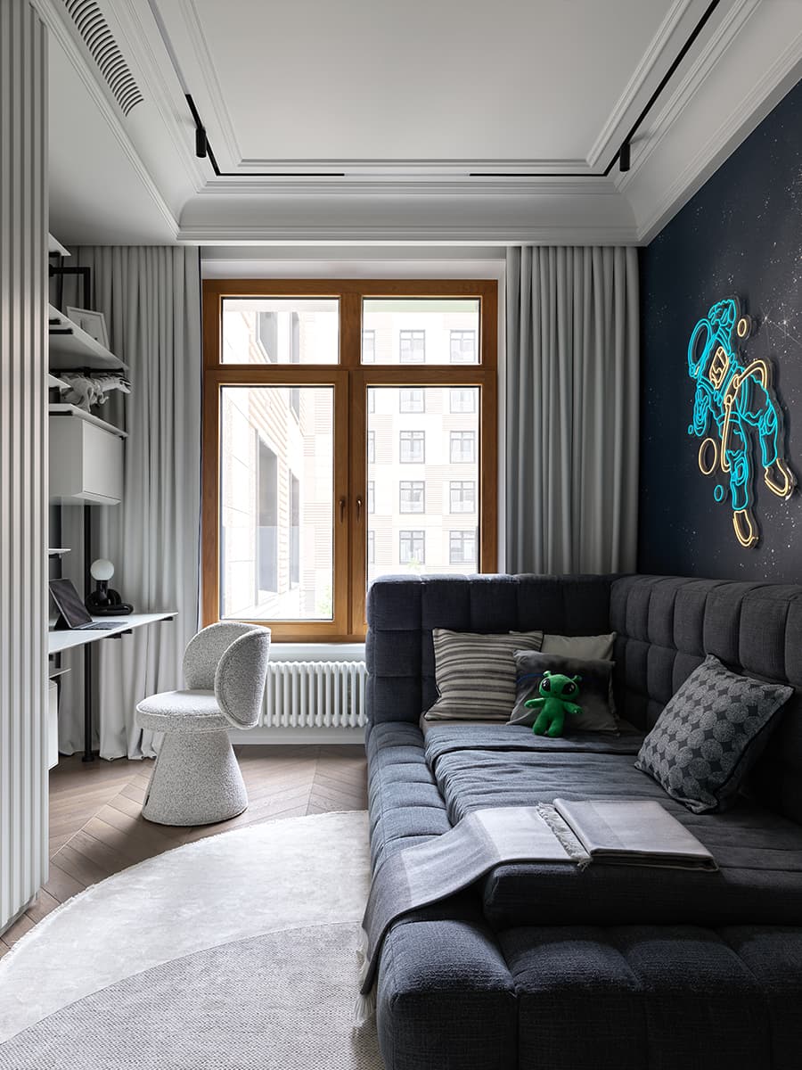 Яркие акценты и отсылки к классике в интерьере семейной квартиры — проект студии AA Design