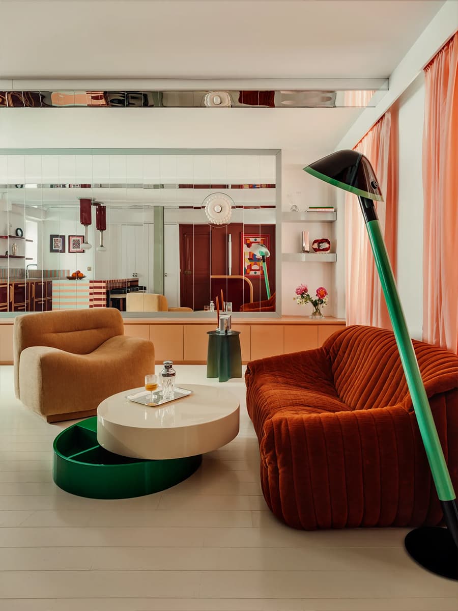 Зеркала, лак и яркие краски в интерьере квартиры для семьи ресторатора — проект Atelier HA