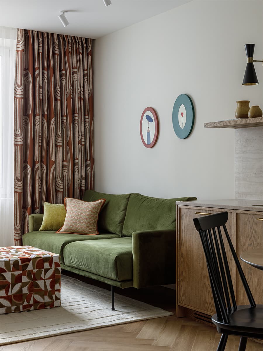 Арочные проемы и текстильные перегородки в интерьере небольшой квартиры — проект Лины Князевой