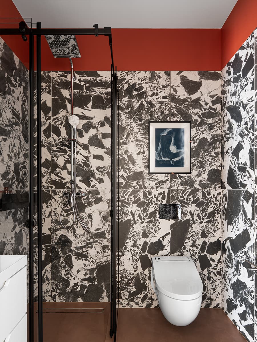 Строгая синяя кухня в интерьере квартиры для сдачи в аренду — проект бюро A.C.H. INTERIORS