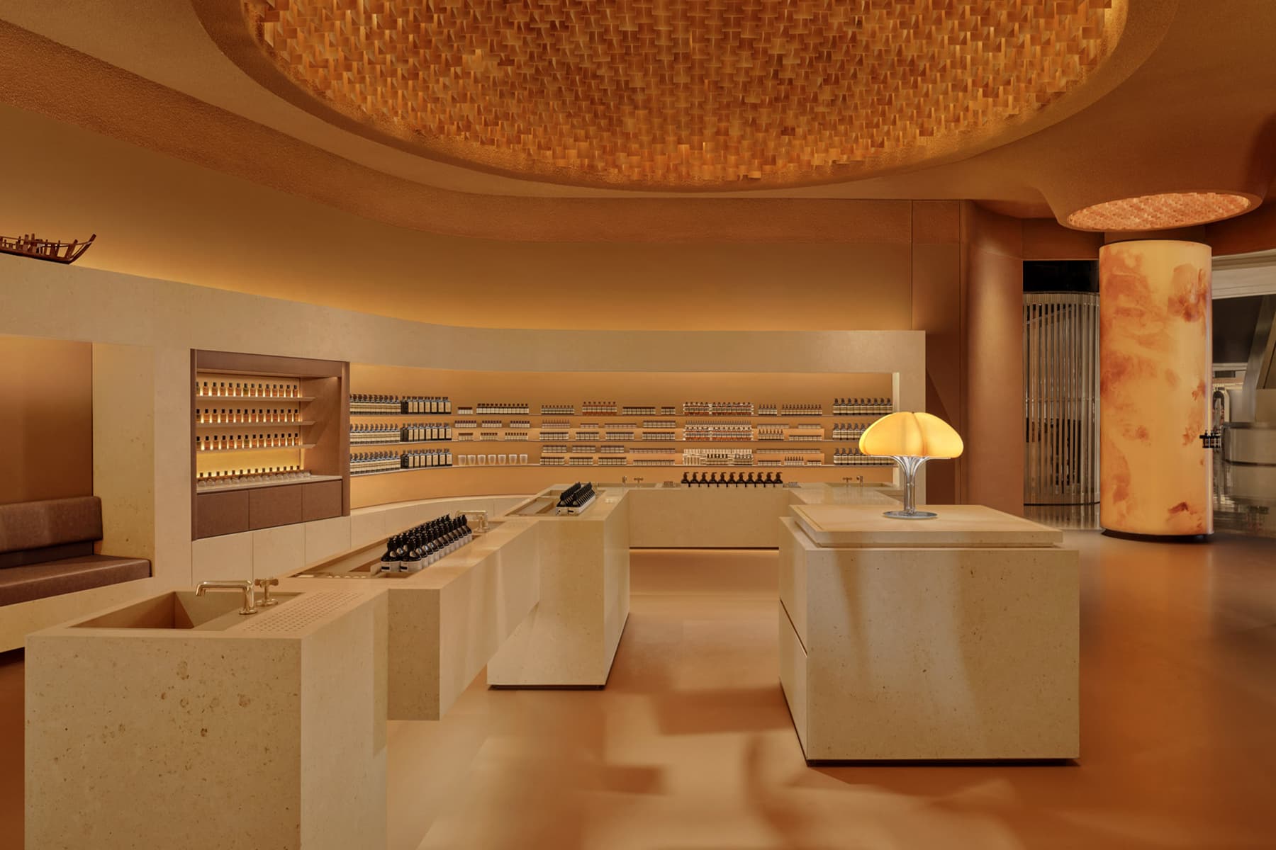 Биопластик, световые окна и золотистые акценты в интерьере магазина косметики — проект Aesop