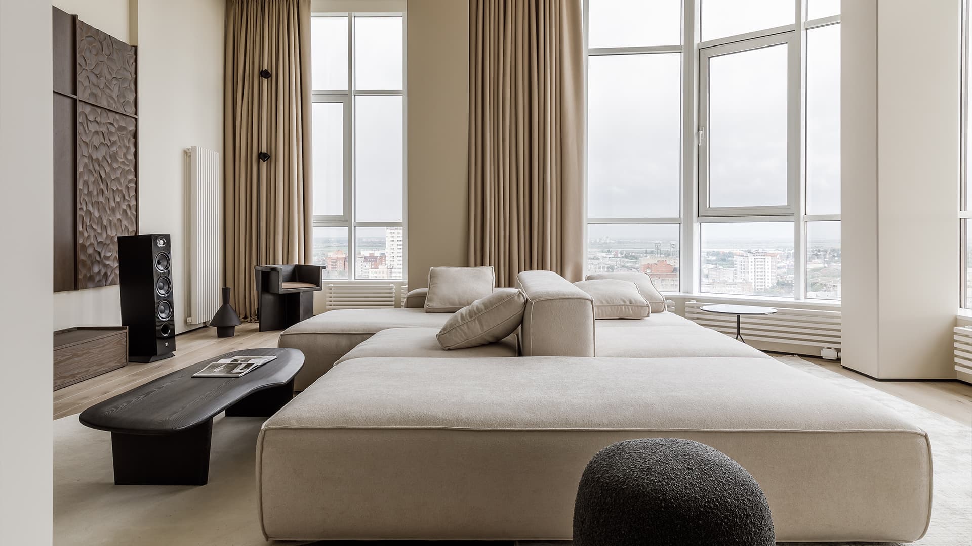 Графичные детали в монохромном интерьере трехуровневой квартиры — студии KOSTANDI Interior