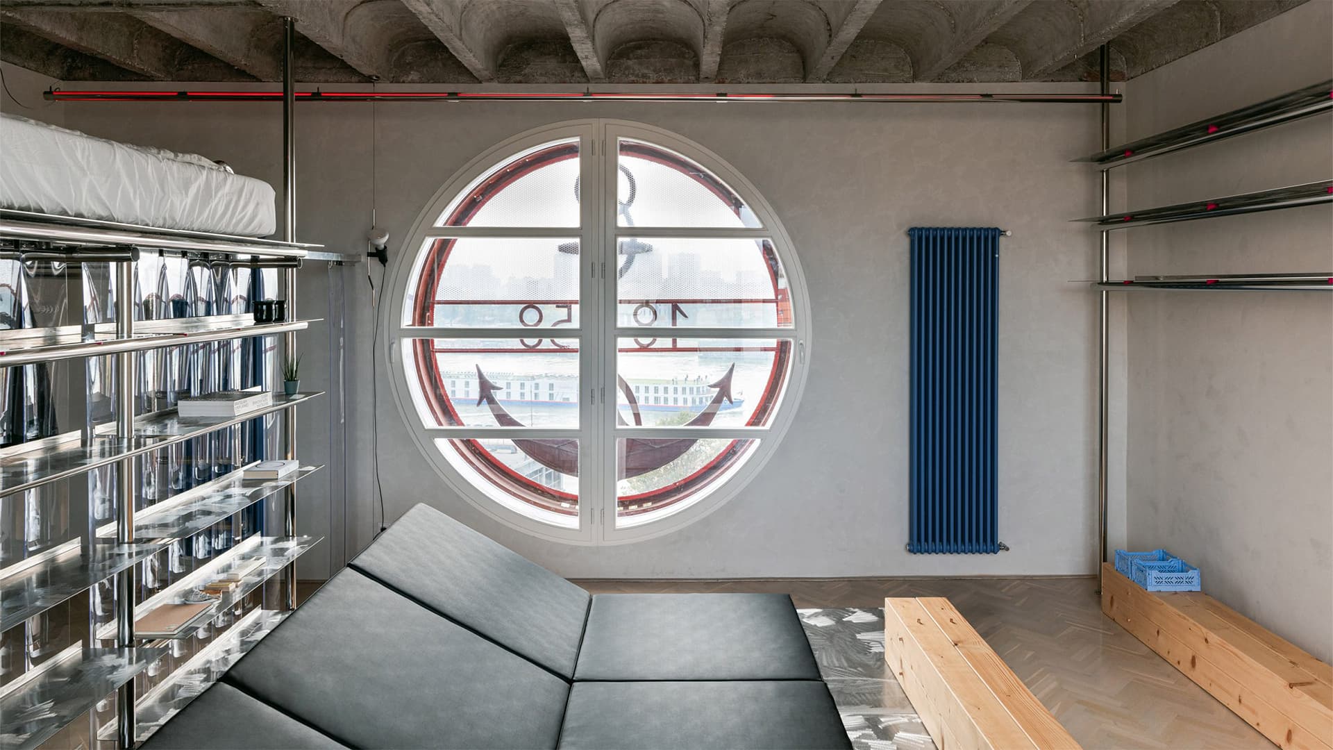 Нестандартное зонирование и нержавеющая сталь в квартире художника — проект Alan Prekop Studio