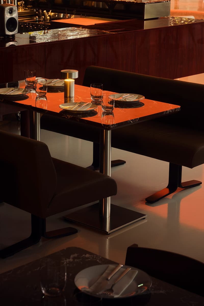 Глубокие бордовые и коричневые тона в эффектном интерьере ресторана — проект Анды Зота и Елены Визитеу