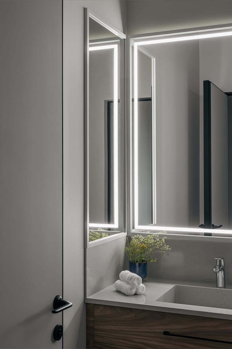 Чистые цвета и ощущение простота в интерьере «мужской» квартиры — проект студии Laura Interiors