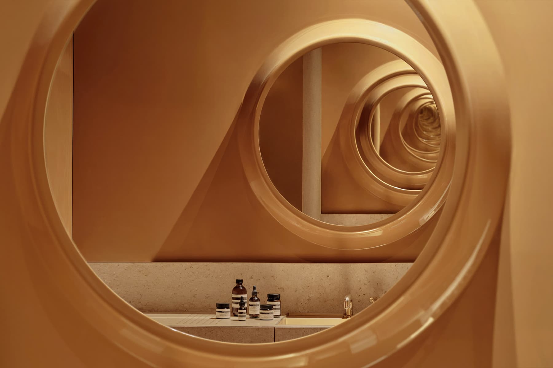 Биопластик, световые окна и золотистые акценты в интерьере магазина косметики — проект Aesop