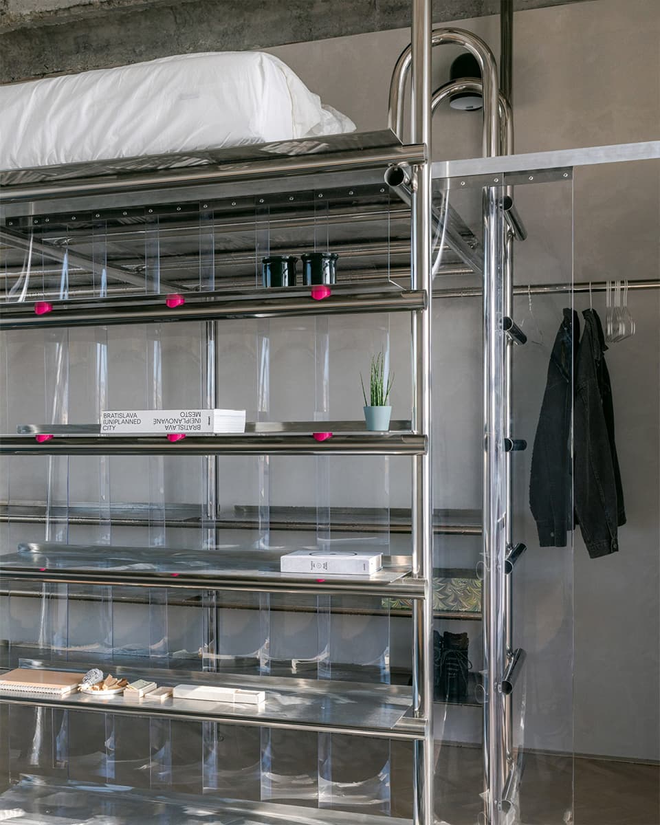 Нестандартное зонирование и нержавеющая сталь в квартире художника — проект Alan Prekop Studio