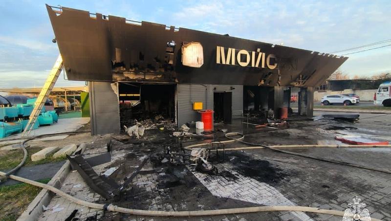 Автомойка загорелась на площади 350 кв. метров в Ставрополе