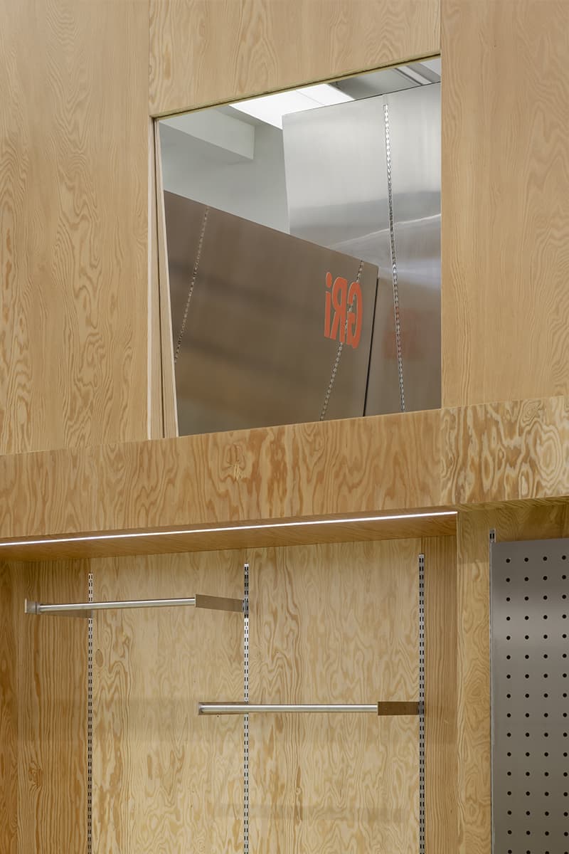 Хвойная фанера, металл и зеркала в интерьере магазина для бегунов — проект бюро .dpt