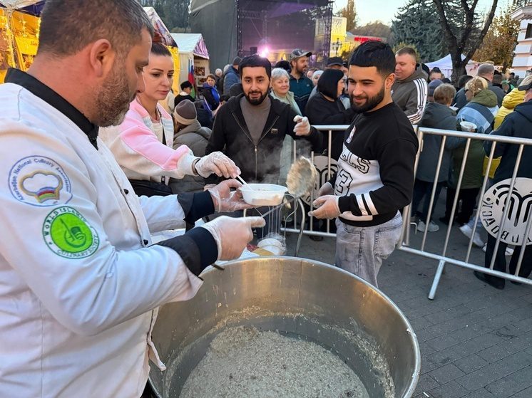 Более 5 тысяч порций «народной каши» раздали гостям Фестиваля хлеба в Кисловодске