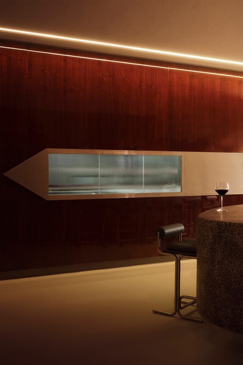 Глубокие бордовые и коричневые тона в эффектном интерьере ресторана — проект Анды Зота и Елены Визитеу