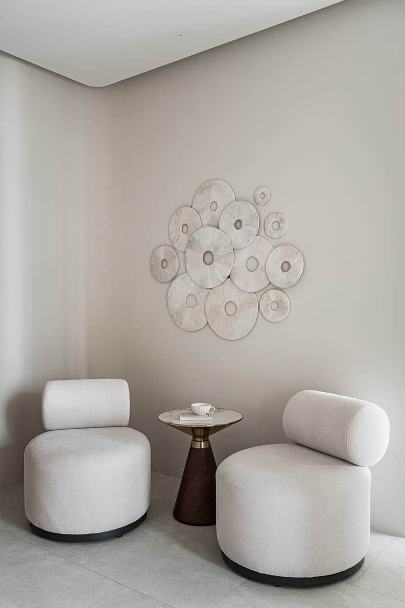 Монохромная палитра и скрытый свет в интерьере частной клиники — проект Юлии Сафоновой