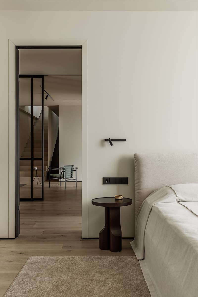 Графичные детали в монохромном интерьере трехуровневой квартиры — студии KOSTANDI Interior