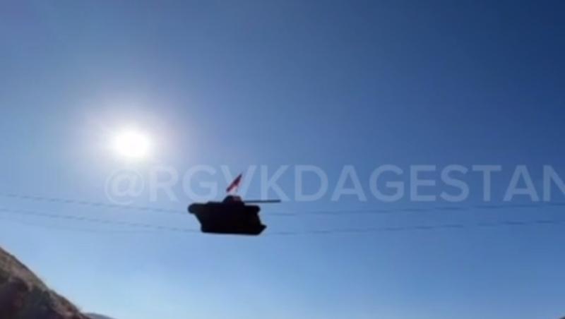 Дагестанец Камиль Мамаев проехал на танке по канату натянутому между горами