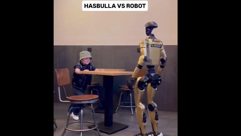 Дагестанский блогер Хасбик подрался с роботом в Париже