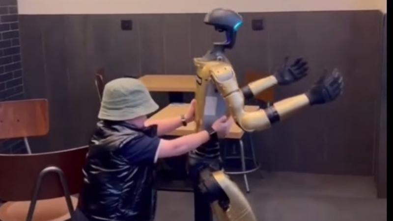 Дагестанский блогер Хасбик подрался с роботом в Париже