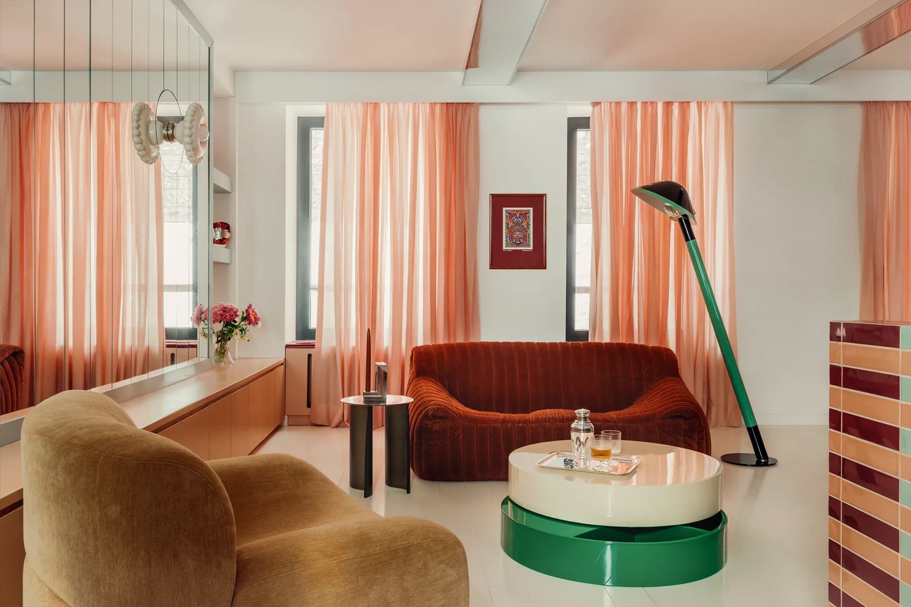 Зеркала, лак и яркие краски в интерьере квартиры для семьи ресторатора — проект Atelier HA