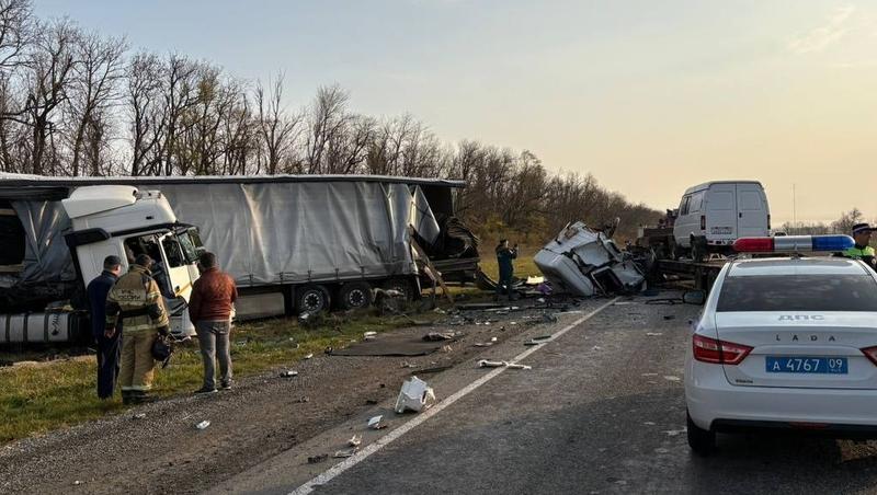 Два человека пострадали при столкновении большегрузов на трассе в КЧР
