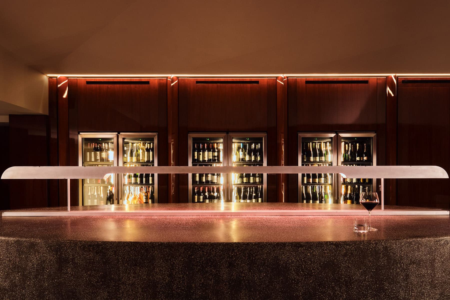 Глубокие бордовые и коричневые тона в эффектном интерьере ресторана — проект Анды Зота и Елены Визитеу