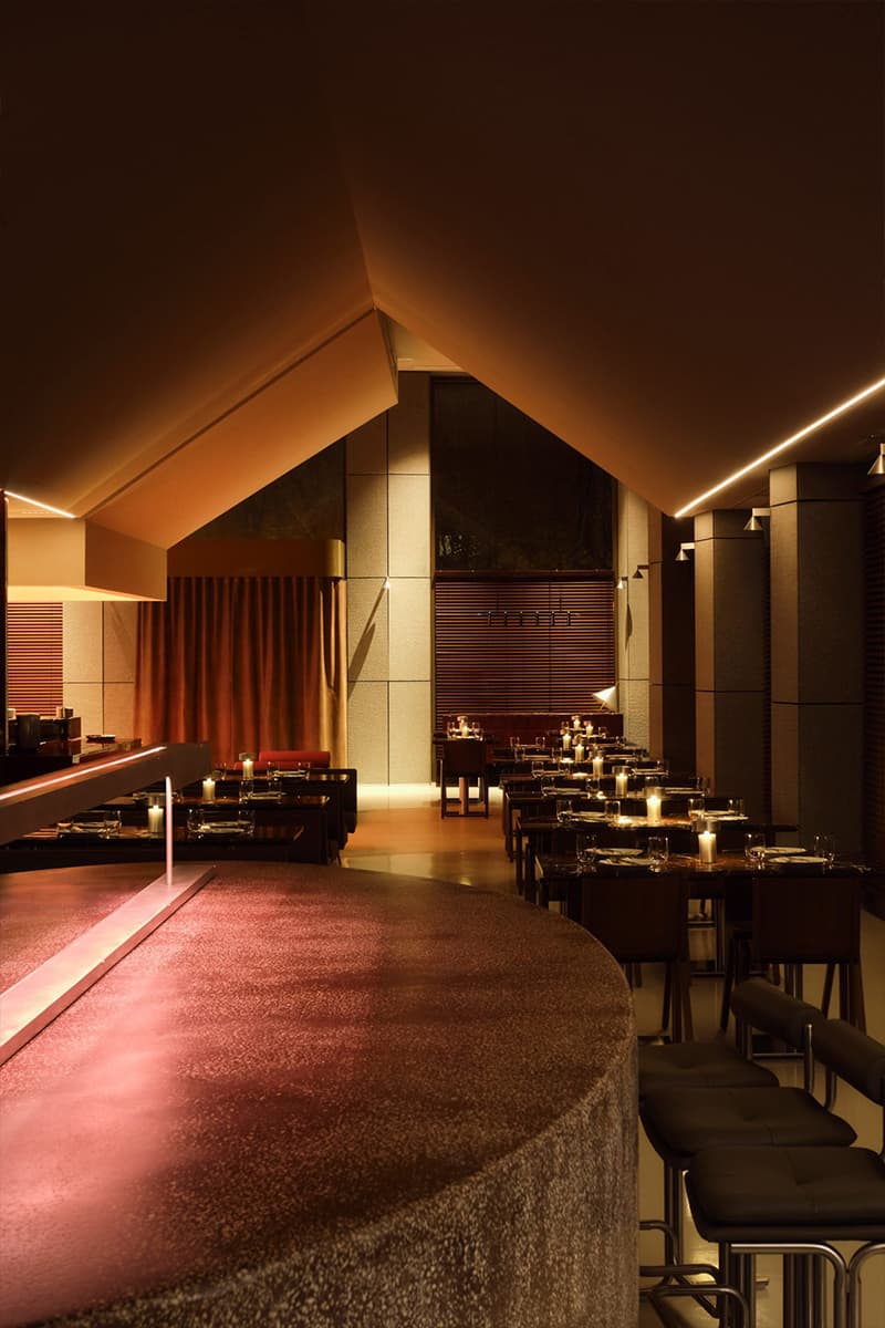 Глубокие бордовые и коричневые тона в эффектном интерьере ресторана — проект Анды Зота и Елены Визитеу