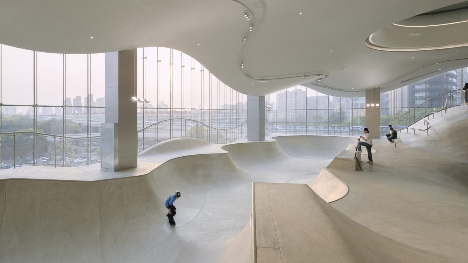 Пластичный и залитый солнечными лучами интерьер скейтпарка — проект AAN Architects Пластичный и залитый солнечными лучами интерьер скейтпарка — проект AAN Architects