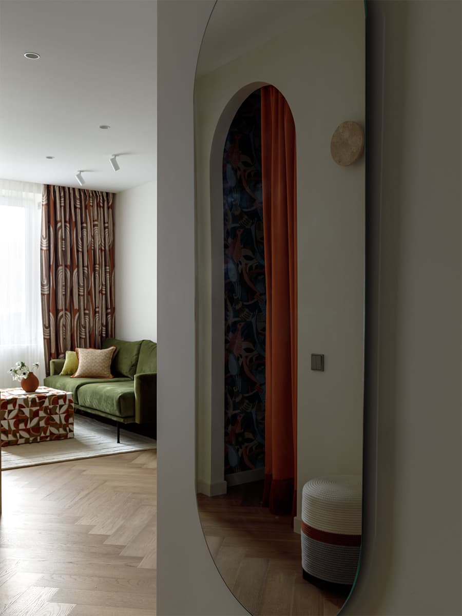 Арочные проемы и текстильные перегородки в интерьере небольшой квартиры — проект Лины Князевой