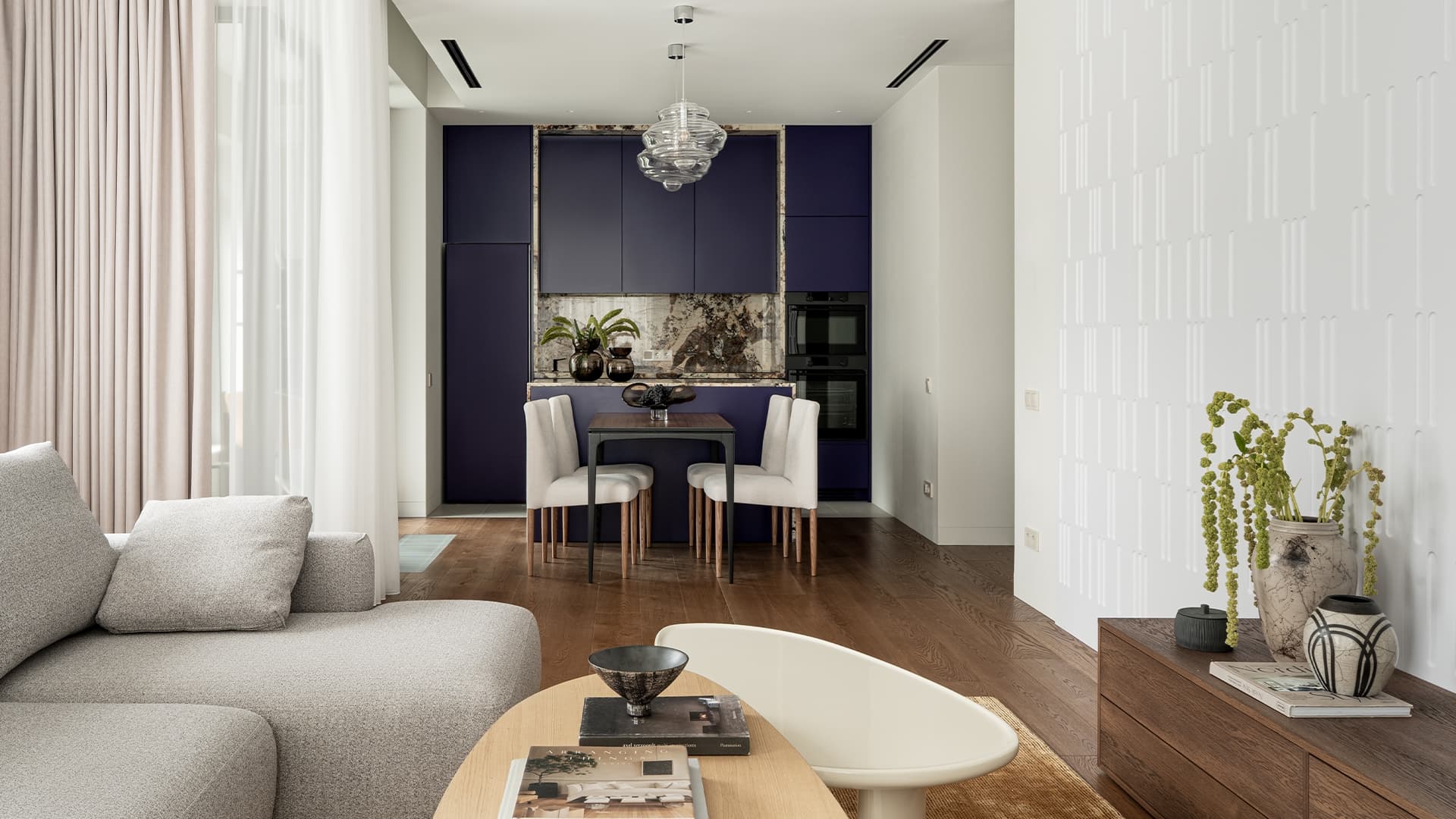 Строгая синяя кухня в интерьере квартиры для сдачи в аренду — проект бюро A.C.H. INTERIORS