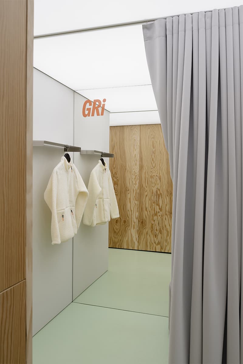 Хвойная фанера, металл и зеркала в интерьере магазина для бегунов — проект бюро .dpt