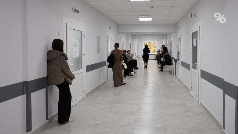 Электросети прокладывают в новом модуле больницы скорой помощи в Ставрополе