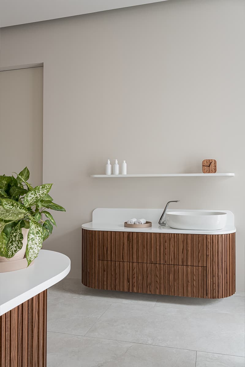 Монохромная палитра и скрытый свет в интерьере частной клиники — проект Юлии Сафоновой