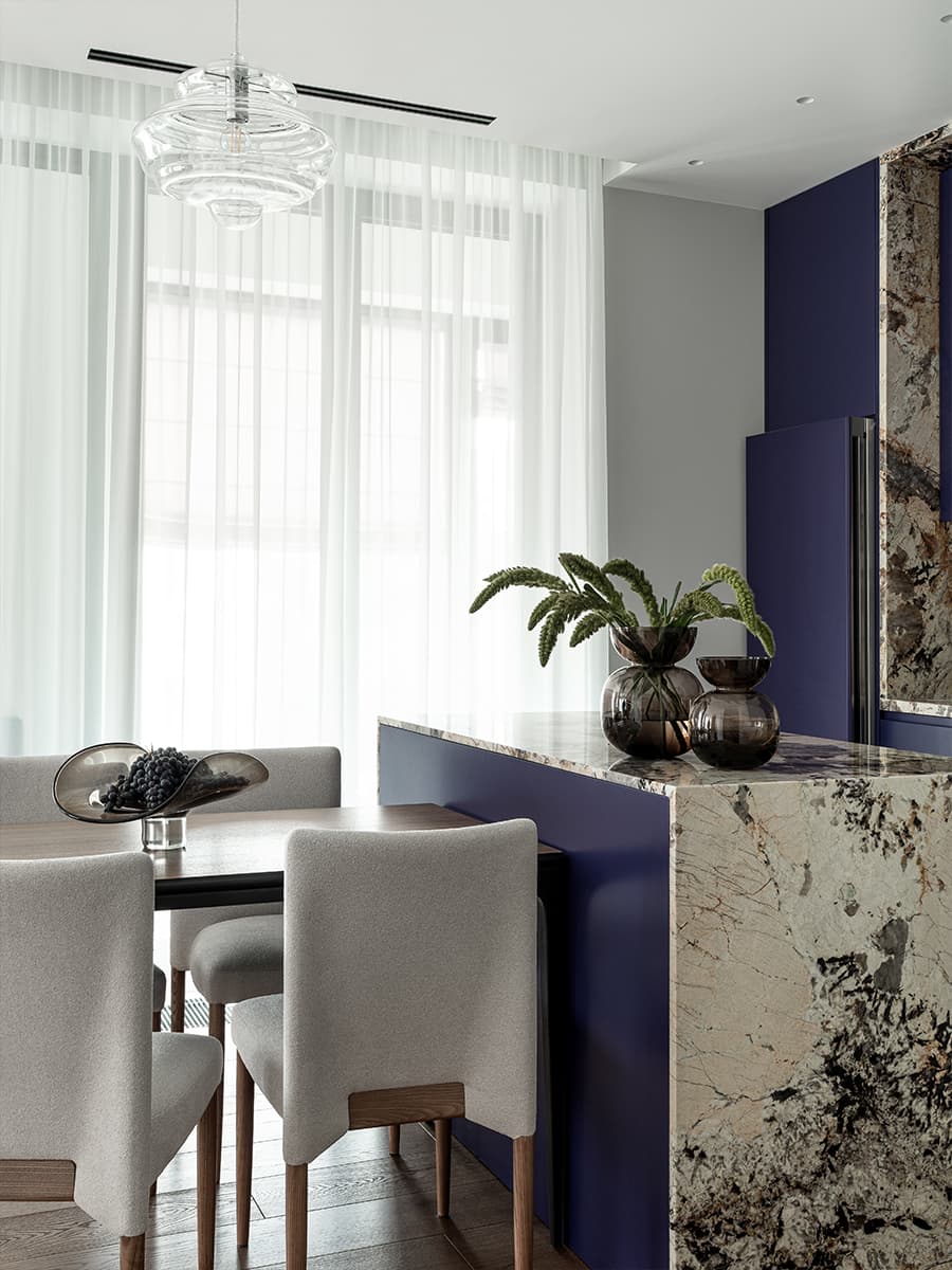 Строгая синяя кухня в интерьере квартиры для сдачи в аренду — проект бюро A.C.H. INTERIORS