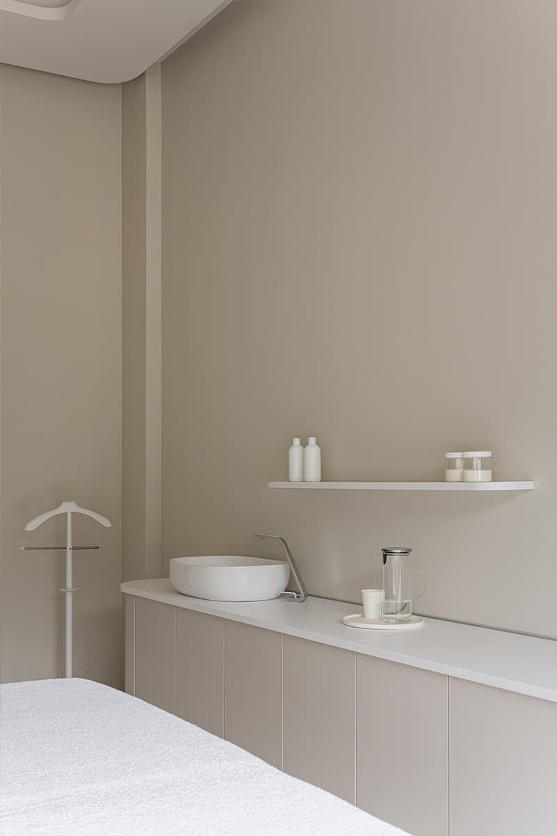 Монохромная палитра и скрытый свет в интерьере частной клиники — проект Юлии Сафоновой